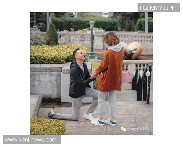 足球明星与女友甜蜜合影展现爱情与运动的完美结合 足球明星与女友甜蜜合影展现爱情与运动的完美结合